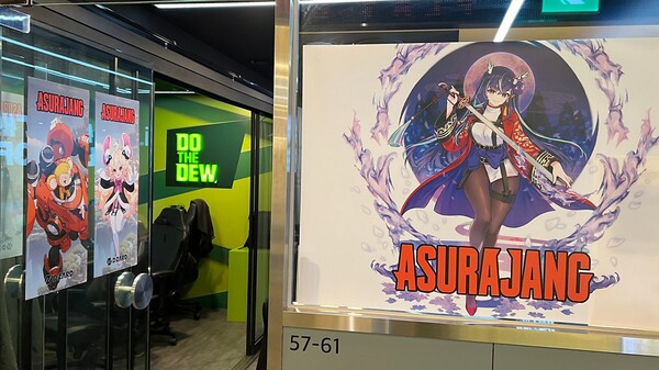 입구 뿐만 아니라 PC방 곳곳이 아수라장 아트로 꾸며져 있었어요.