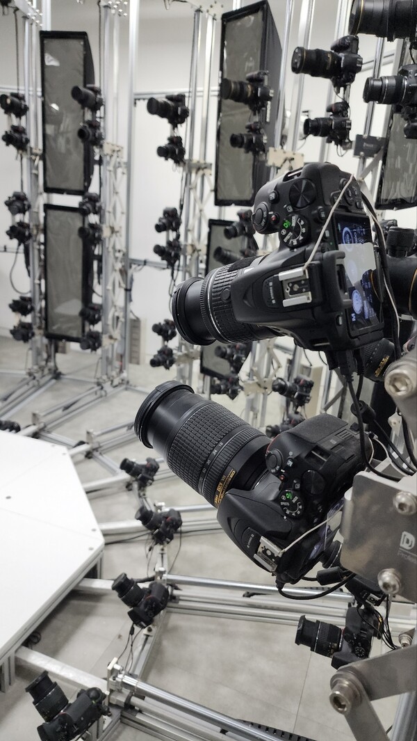 사방에 설치되어 있는 수백대의 카메라을 동시에 찍어 대상의 세세한 모양과 움직임을 세세하게 잡아낼 수 있다.  